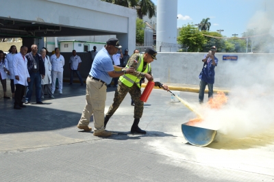 Hospital Marcelino Vélez realiza curso sobre Manejo y uso del extintor.