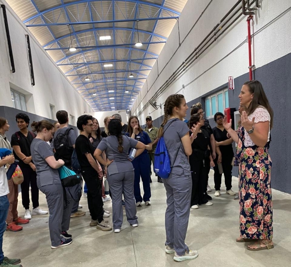 M&eacute;dicos de EE. UU. visitan hospital Marcelino V&eacute;lez