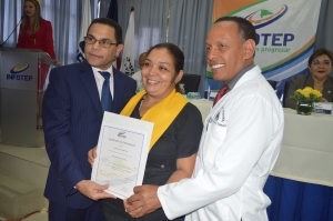 Entrega de certificados a empleados del Hospital Marcelino V&eacute;lez Santana por parte del INFOTEP